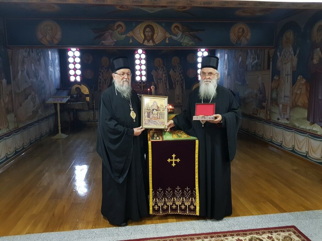 Епископ Милутин уручио део моштију Преподобног оца Јустина епископу Пахомију