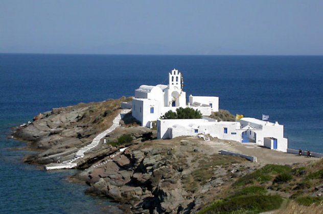 Η Παναγιά η Χρυσοπηγή, που “έκοψε” την γη στα δύο