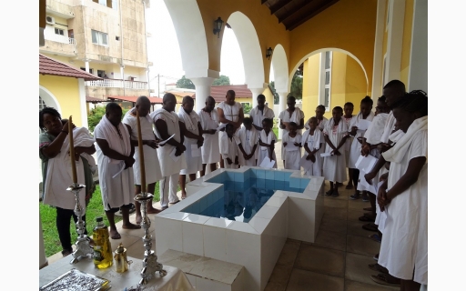 Ομαδικές βαπτίσεις στα “βάθη” της Αφρικής