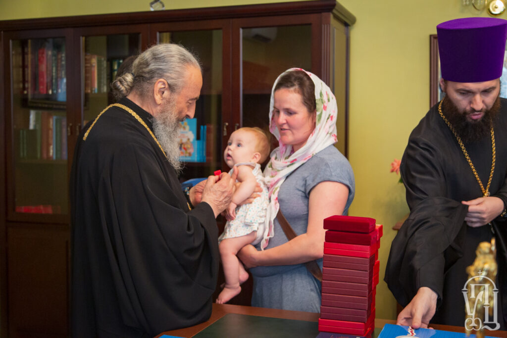 Metropolitan Onuphry honors matushkas with large families