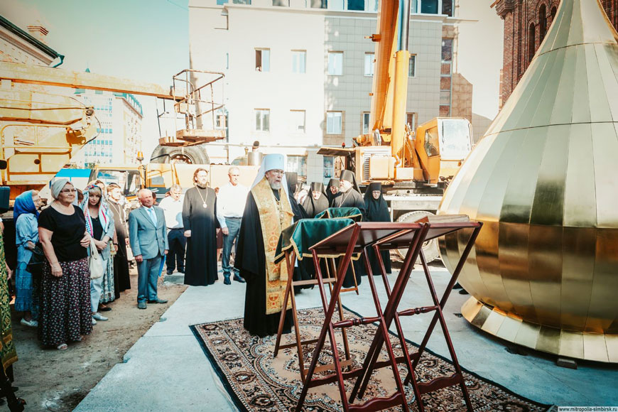 Члены Симбирского отделения ИППО приняли участие в установке купола и креста храма во имя Симбирских святых