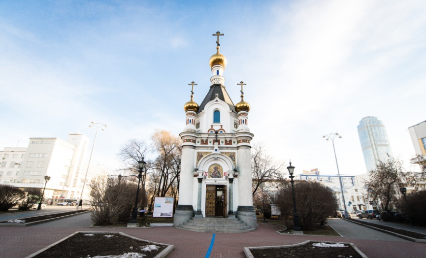 В Екатеринбурге на месте снесенного исторического собора проходит выставка «Храм в сердце и памяти. История Екатерининской горной церкви»