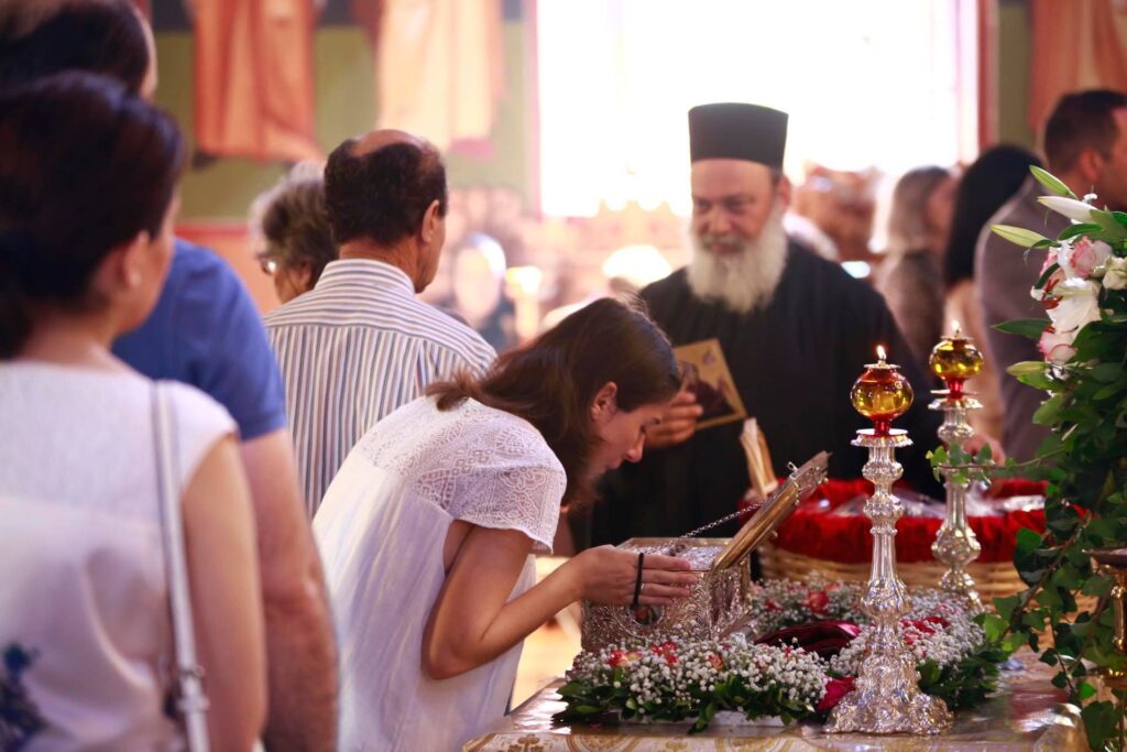 Πλήθος κόσμου συρρέει εις προσκύνησιν της Τιμίας Ζώνης