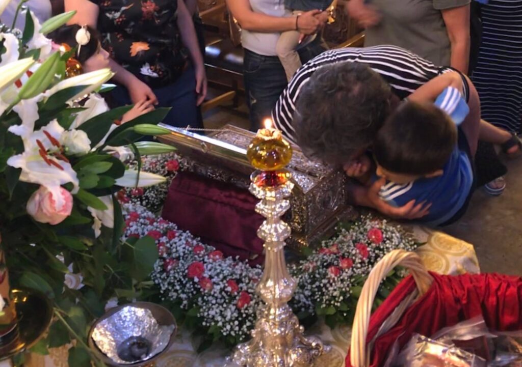 Πλήθος κόσμου συνέρευσε και σήμερα να προσκυνήσει την Αγία Ζώνη στη Δράμα – Δείτε ολόκληρο το βίντεο από την χθεσινή άφιξη