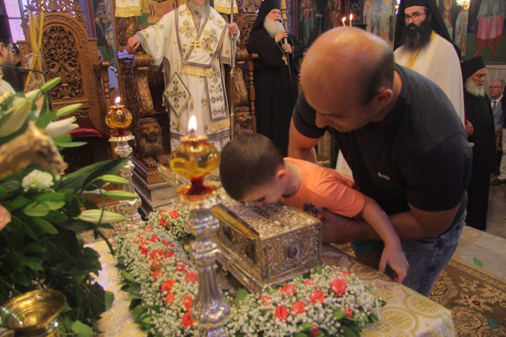 Συγκινητικές στιγμές στη Δράμα- Οι πιστοί προσκυνούν την Αγία Ζώνη της Παναγίας και ζητούν ευλογία