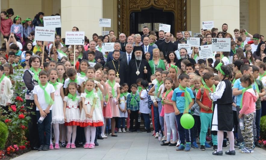 Arhiepiscopul Alba Iuliei încurajează copiii din centrele sociale: Înainte spre viitor cu speranţă în suflet!