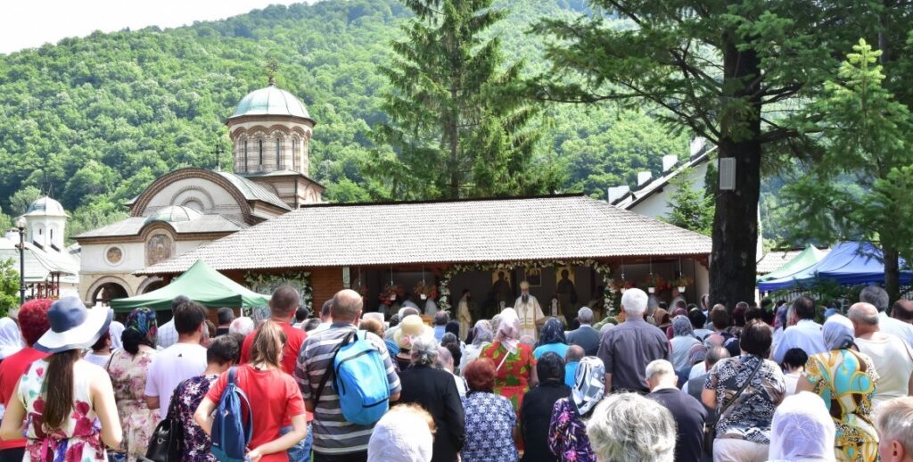 Sărbătoarea Preasfintei Treimi ne cheamă la împlinirea poruncilor lui Dumnezeu – Arhiepiscopul Varsanufie