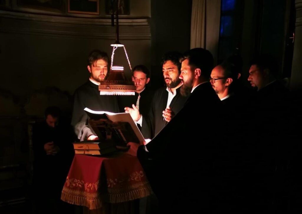 Muntele Athos | Corul Byzantion a oferit răspunsurile liturgice la hramul Chiliei „Înălțarea Domnului” a Schitului Lacu