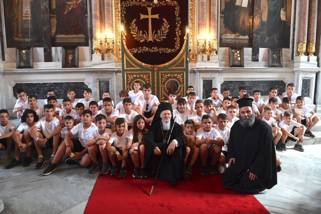 ΦΩΤΟ ΤΗΣ ΗΜΕΡΑΣ: Καθήμενος ενώπιον των μικρών αθλητών