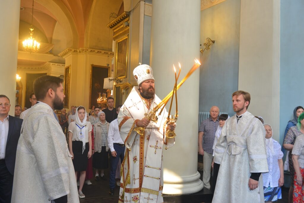 Митрополит Иларион: Церковь объединяет всех – и живых, и умерших