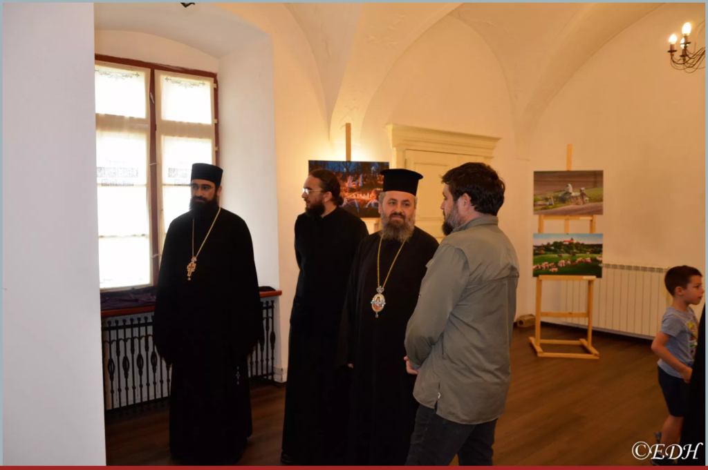 Episcopia Devei promovează satul românesc printr-o expoziţie foto