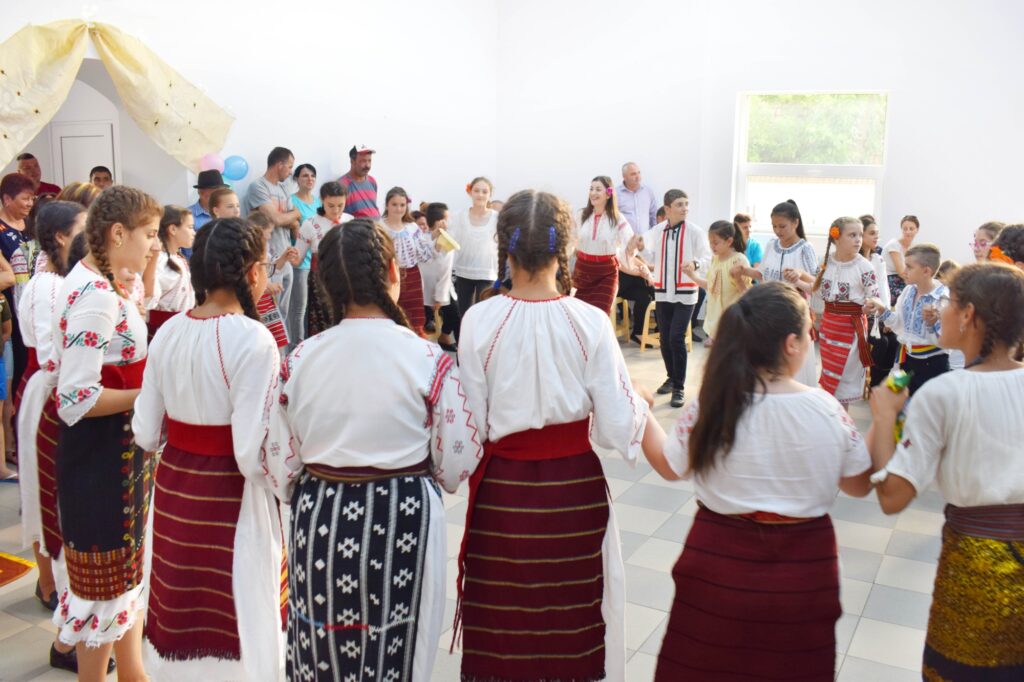 Elevi și tineri din Nămoloasa Sat s-au prins în „Hora satului”