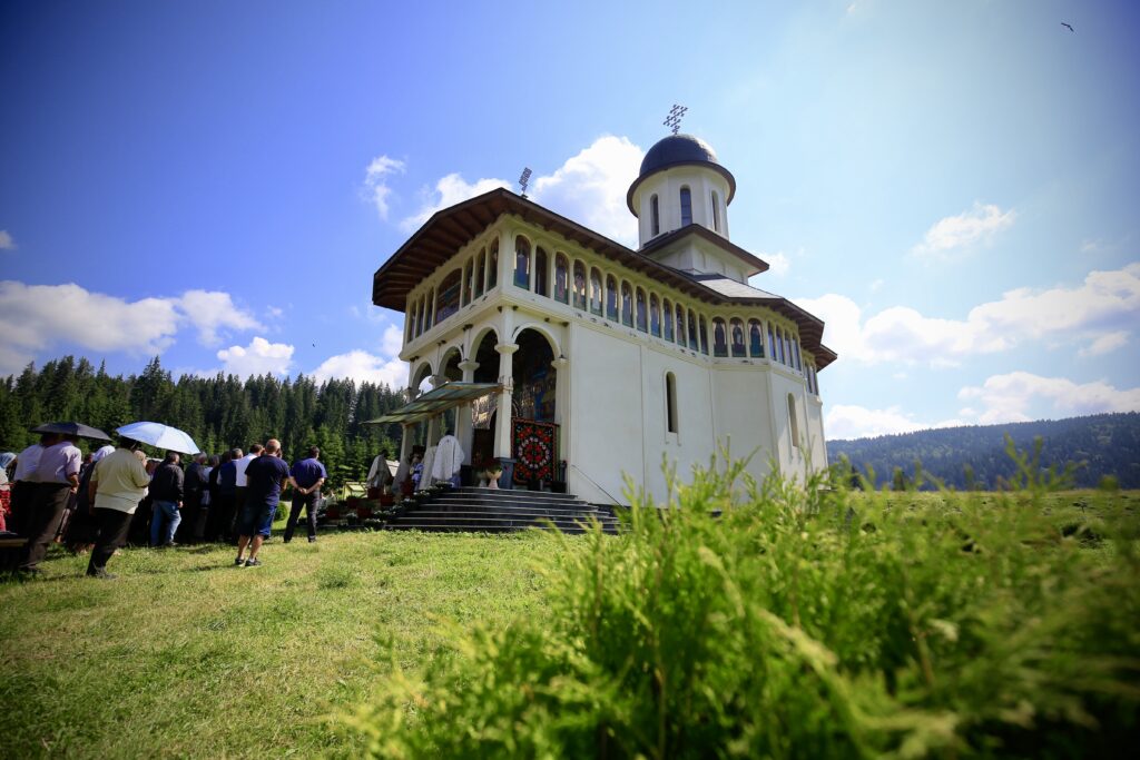 În imagini: Episcopul Covasnei a liturghisit la hramul schitului dedicat eroilor de pe Valea Topliței
