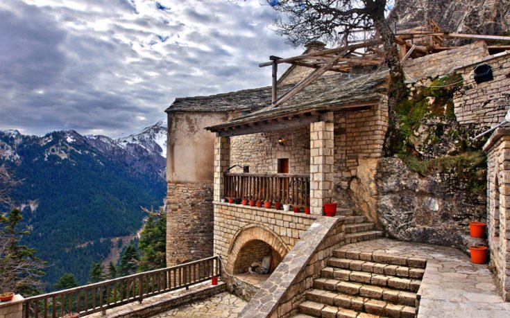 Η Ιερά Μονή Παναγίας Πελεκητής φωλιασμένη σε μία απόκρημνη πλαγιά των Αγράφων