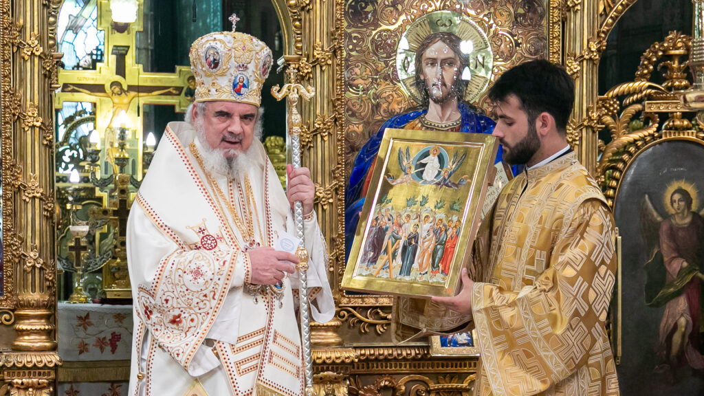 Reprezentare inedită: Părintele Patriarh le-a oferit credincioșilor icoana hramului Catedralei Naționale