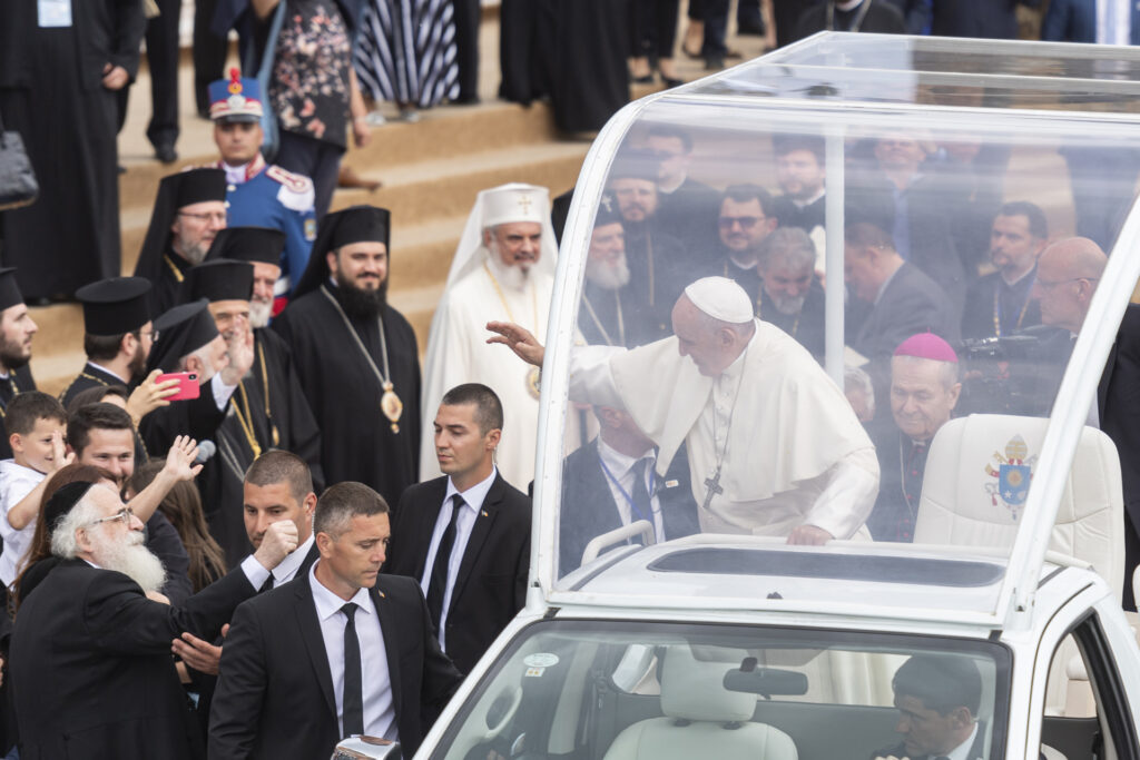 Vizita papei Francisc în România s-a încheiat