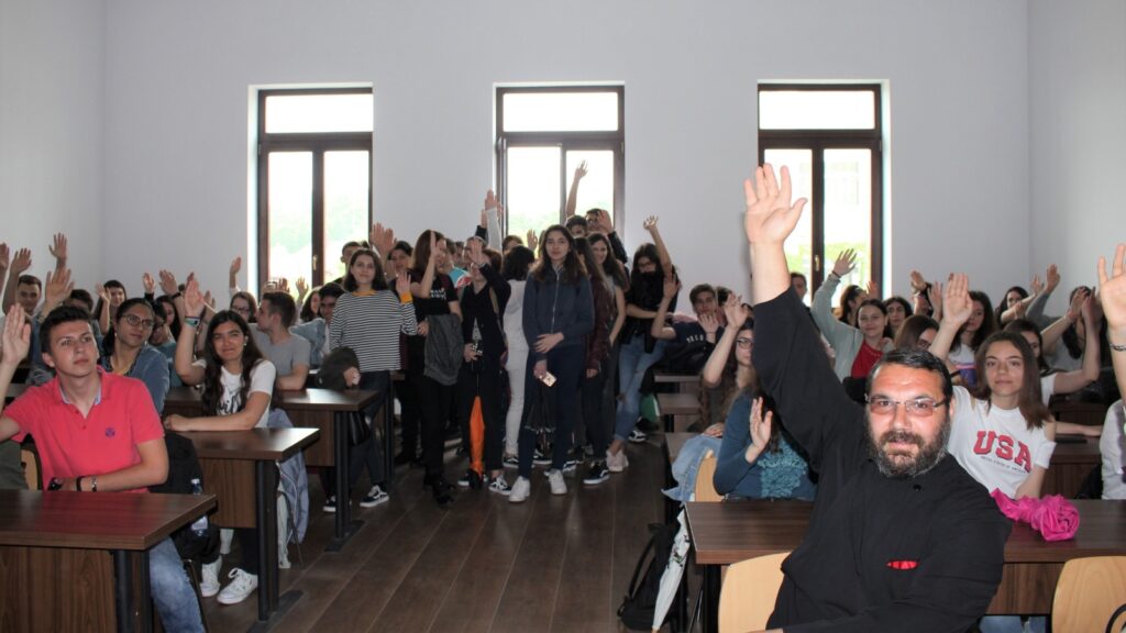 Peste 500 de voluntari au răspuns pozitiv provocării de transforma Craiova în capitala mondială a tinerilor ortodocși