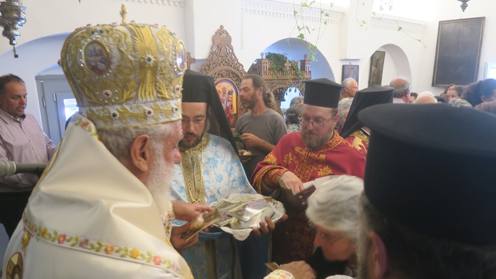 Συγκινητικές εκδηλώσεις αγάπης δέχεται από το πρωί ο Σύρου Δωρόθεος