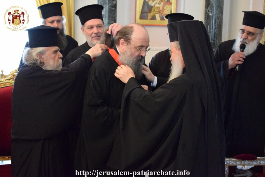 H Παρασημοφόρηση του Μητροπολίτου Πατρών από τον Πατριάρχη Θεόφιλο