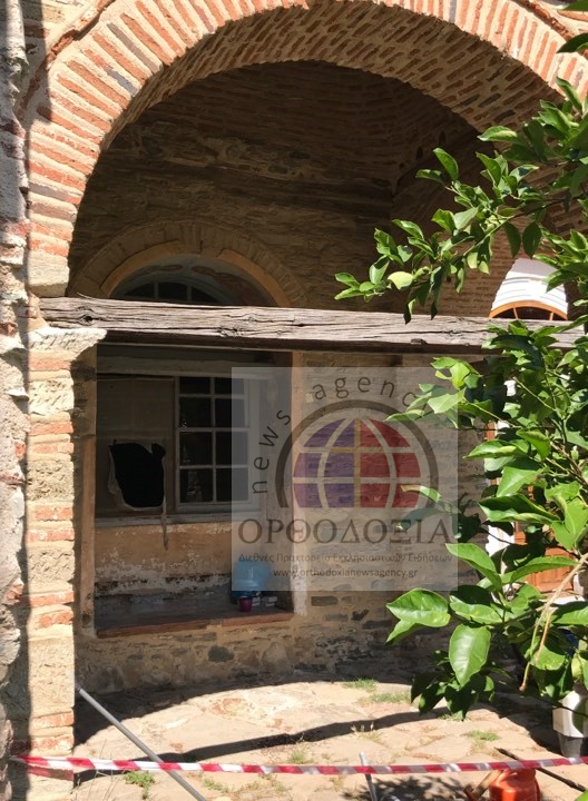 Απο εδώ ο δράστης μπήκε να κλέψει τα τάματα της Παναγίας