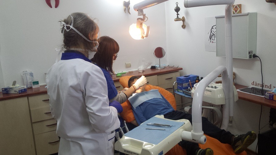 Copiii instituţionalizaţi din Prahova îşi vor putea trata gratuit afecţiunile stomatologice la cabinele Mănăstirii Turnu