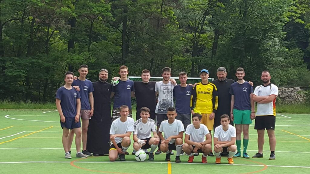 Peste 700 de tineri participă la campionatul de fotbal organizat de Arhiepiscopia Iașilor