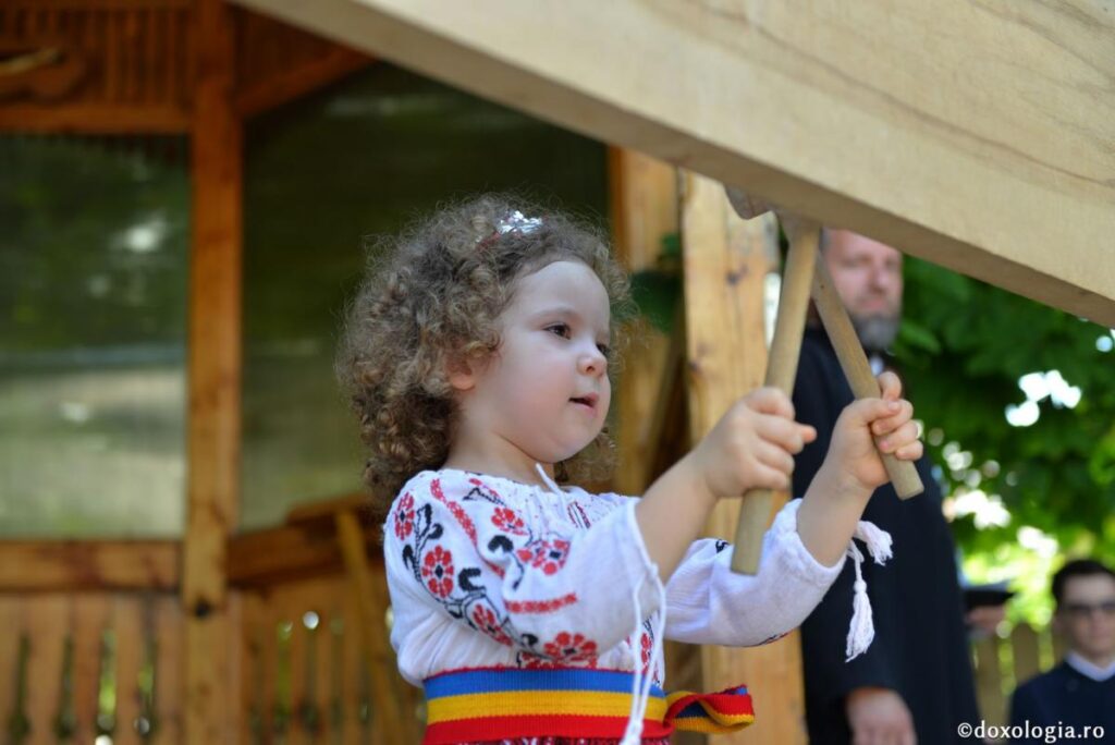 70 de tineri s-au întrecut în bătutul toacei la Pârcovaci