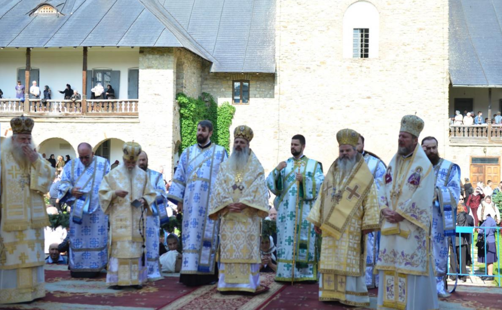 Mitropolitul Teofan la hramul Mănăstirii Neamț: De ce să avem sus inimile?