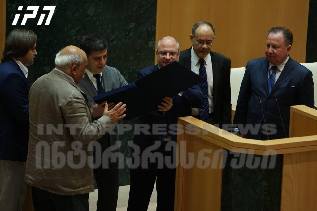 მართლმადიდებლობის საპარლამენტთაშორისო ასამბლეის სხდომა პარლამენტში აღარ გაგრძელდება, დელეგატები პარლამენტის შენობას ტოვებენ