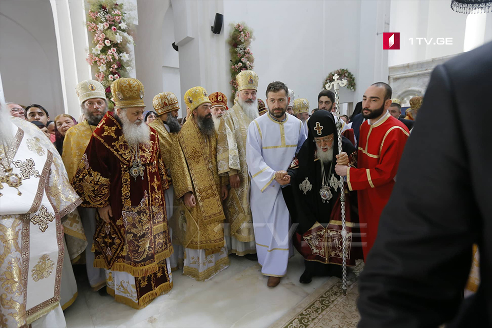 В новом соборе св. Нино в Бодбе проходит праздничная литургия, на которой присутствует президент Грузии
