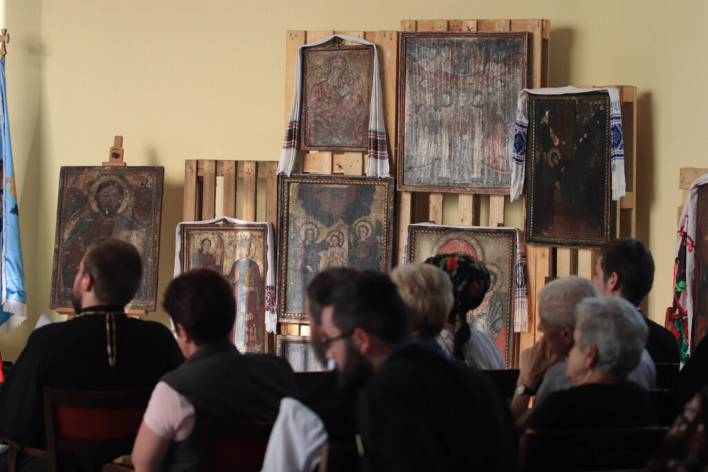 Icoane vechi de peste 250 ani expuse la Huedin