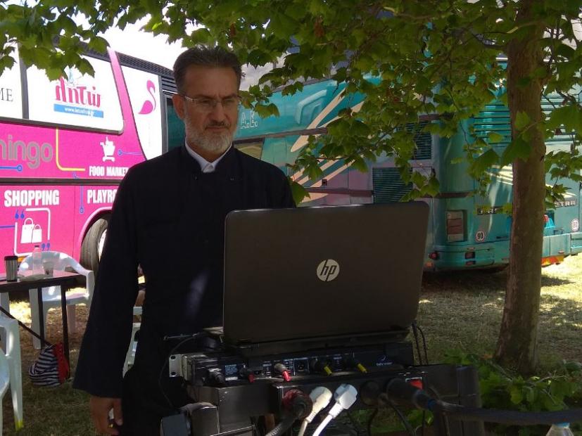 Ο ιερέας που “μιλά” μέσα από τη μουσική