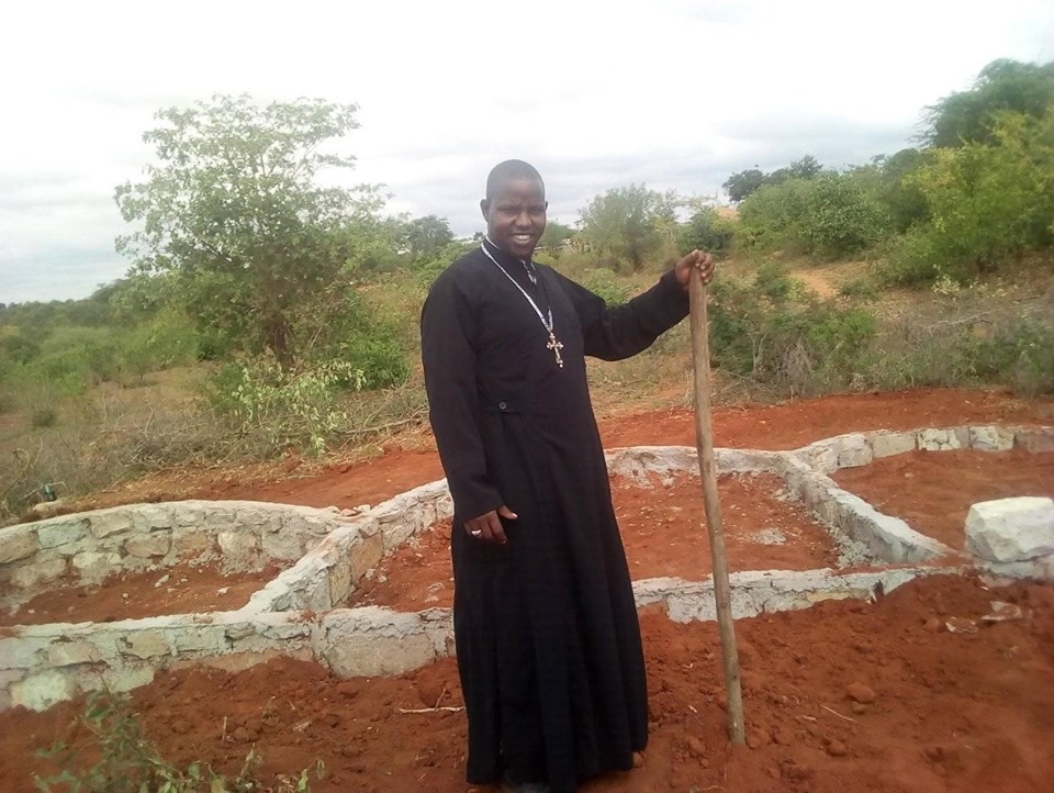 O Κενυάτης Ιερέας που χτίζει ναό αφιερωμένο στον ‘Αγ. Φιλούμενο