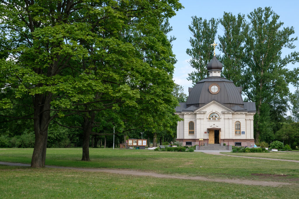 Митрополит Варсонофий совершил Божественную литургию в храме Всех святых, в земле Русской просиявших