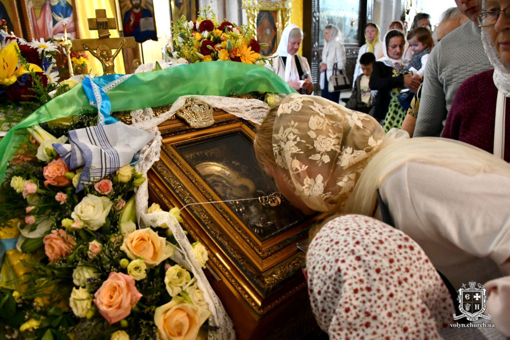 ВО ВРЕМЯ ПРЕБЫВАНИЯ В ЛУЦКЕ УСИЛЕННО ЗАМИРОТОЧИЛА ИКОНА БОГОРОДИЦЫ «КИРОВСКОЕ ЧУДО»