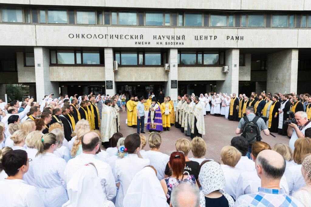 Председатель Синодального отдела по благотворительности в сослужении 50 священников со всей России освятил онкоцентр имени Н.Н. Блохина в Москве