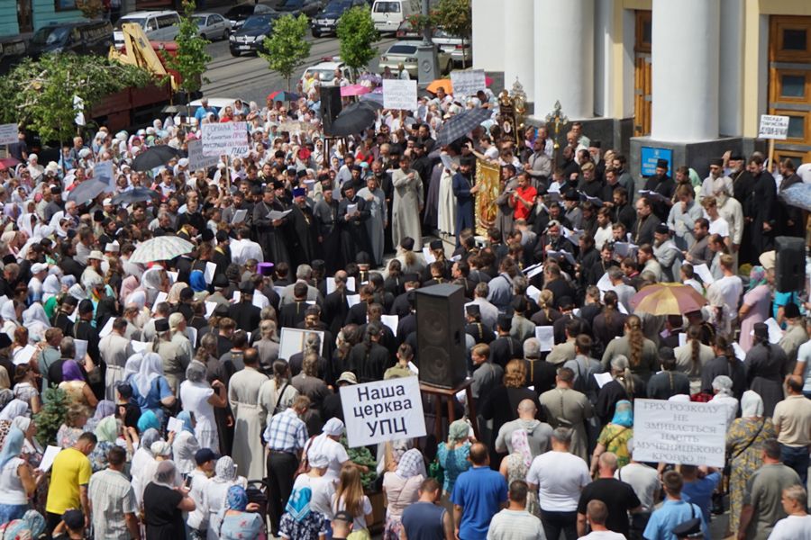 Тысячи верующих из трех епархий Украинской Православной Церкви провели молитвенное стояние у здания Винницкой областной госадминистрации