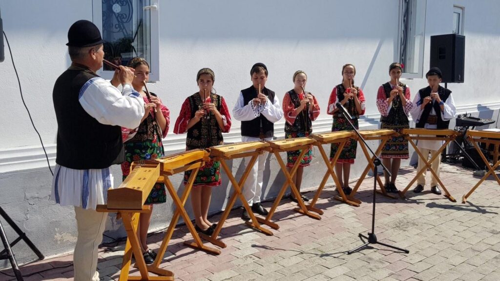 Evenimentul „Flori în suflete și pe veșminte” la Curtea de Argeș