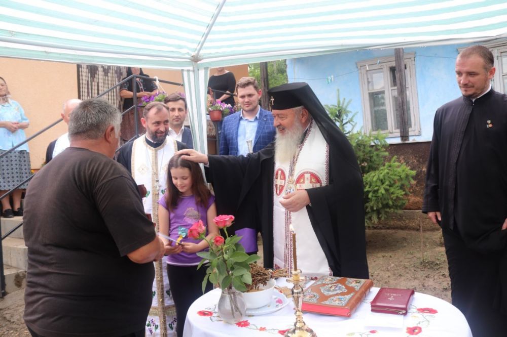 Румънски митрополит освети дом за социално слабо семейство