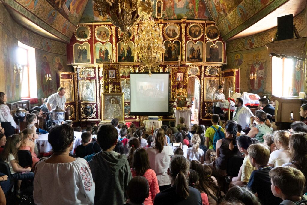 Cu sprijinul Bisericii, 180 de tineri din Bereşti-Târg au participat la o tabără de vară