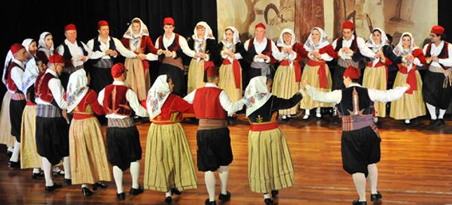Μουσικοχορευτική Παράσταση με Ελληνικούς Παραδοσιακούς Χορούς από τον Πολιτ.Σύλλογο Κορινθίων