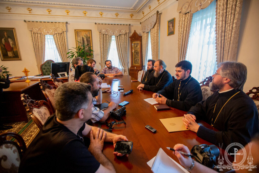 УПРАВДЕЛАМИ УПЦ РАССКАЗАЛ ИНОСТРАННЫМ ЖУРНАЛИСТАМ О СИТУАЦИИ В УКРАИНСКОМ ПРАВОСЛАВИИ