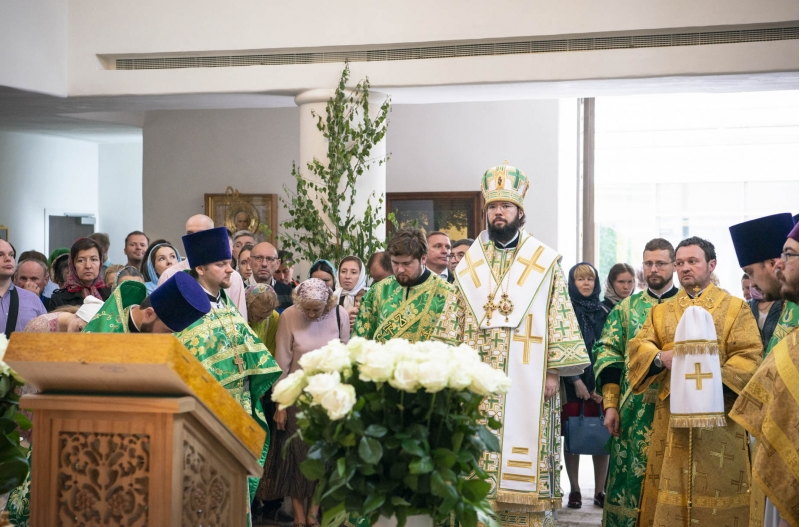 Патриарший экзарх Западной Европы возглавил престольные торжества Троицкого кафедрального собора в Париже