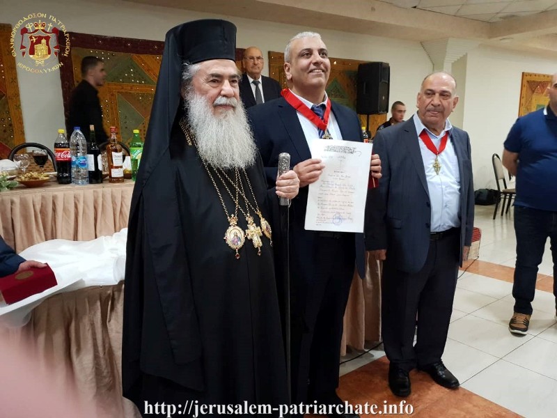 Ο Μακαριώτατος Πατριάρχης παρασημοφορεί μέλη της χορωδίας της Μπετσαχούρ