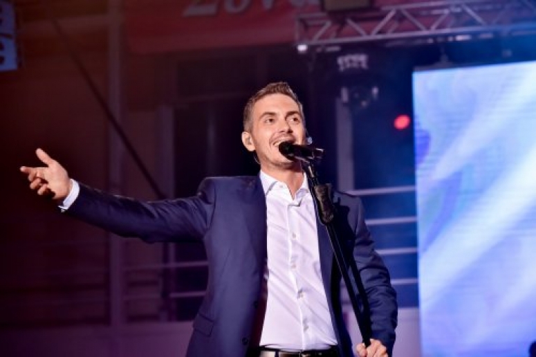 Ο Μιχάλης Χατζηγιάννης στην Εκδήλωση Λήξης των Εκπαιδευτηρίων της Ι.Μ. Πειραιώς