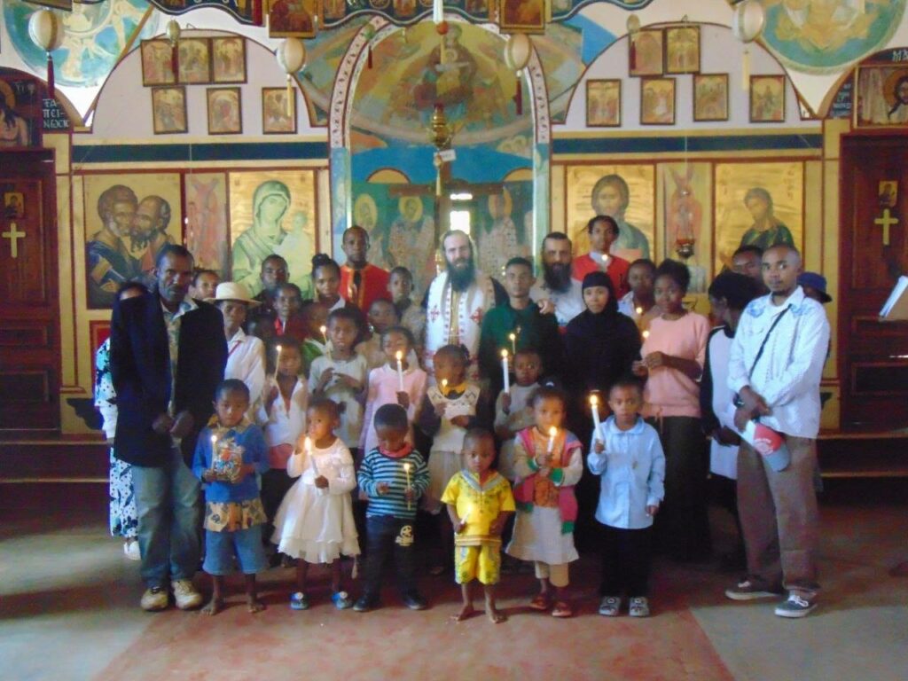 Τα μικρά παιδιά έψαλλαν στα ελληνικά το “Χριστός Ανέστη”