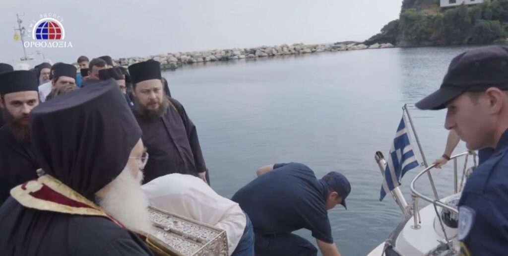 Με τιμές αρχηγού κράτους η έξοδος της Αγίας Ζώνης από το Άγιον Όρος