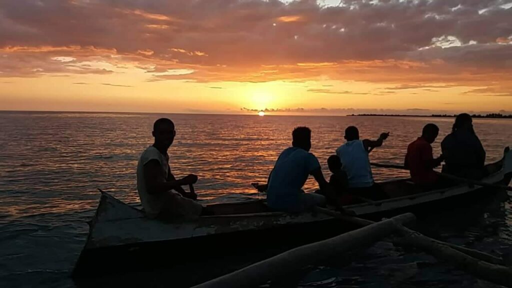 “Δε θα ζω πια ΕΓΩ”: Οι πιρόγες της Μαδαγασκάρης στο σούρουπο