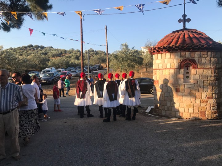 Η Φώτο της Ημέρας: “Τσολιαδάκια για την Παναγία”