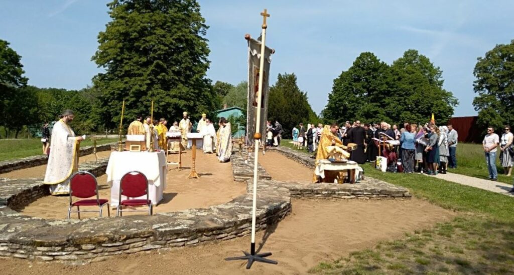 Εντός των σωζομένων θεμελίων της αρχαίας Βασιλικής του 9ου αιώνος